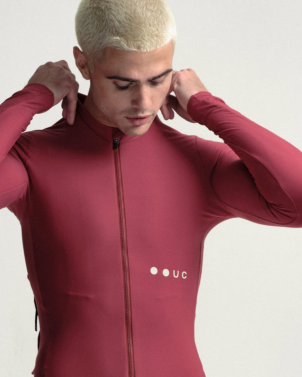 Close view of the Men's Mono Long Sleeve Jersey in Apple Red: collar and zip.