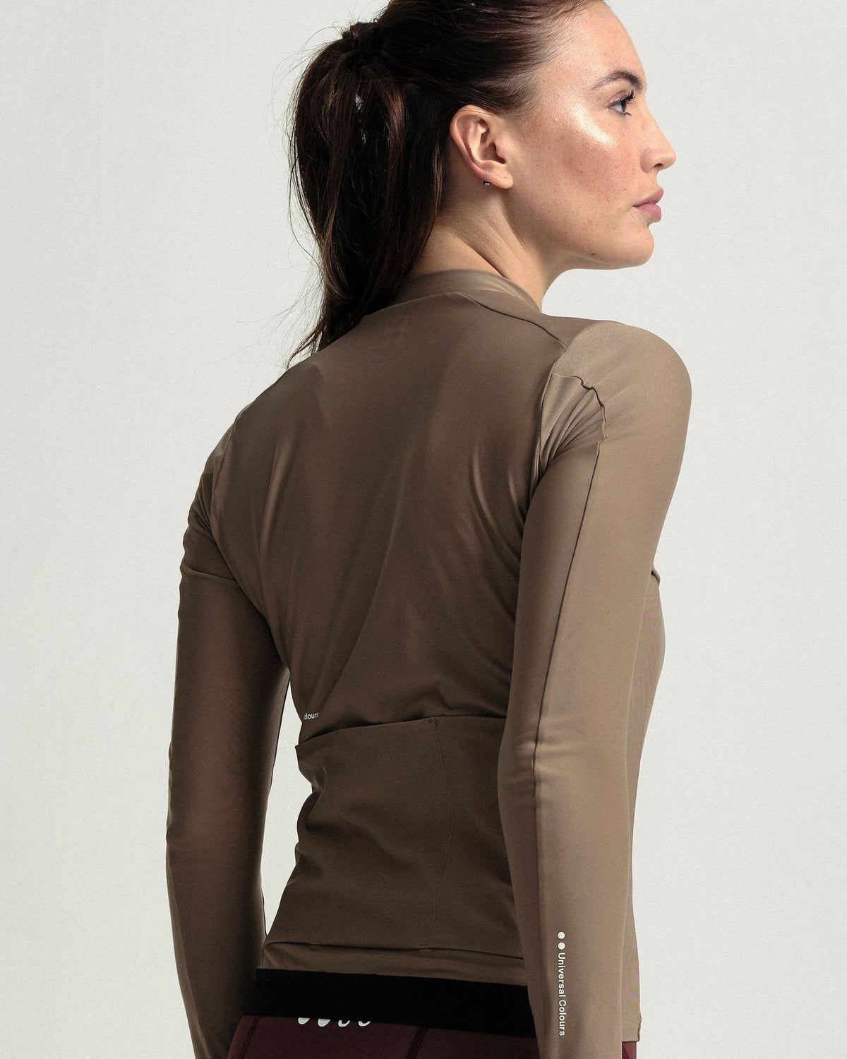 Model wearing the Women's Mono Long Sleeve Jersey in Walnut Brown.